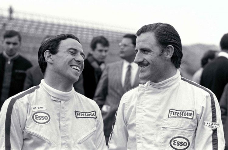 Jim Clark e Graham Hill conversando no paddock